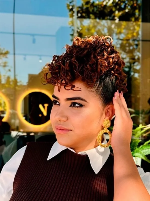 Cabello rizado con definición tras un servicio de curls