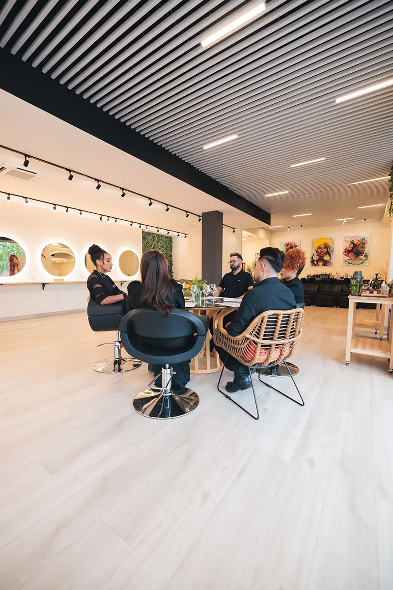 Momento de calma durante un ritual facial en el salón